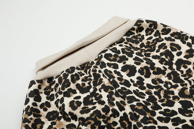 Pantalon à jambes larges imprimé léopard avec motifs lèvres et graffiti — Style street décontracté