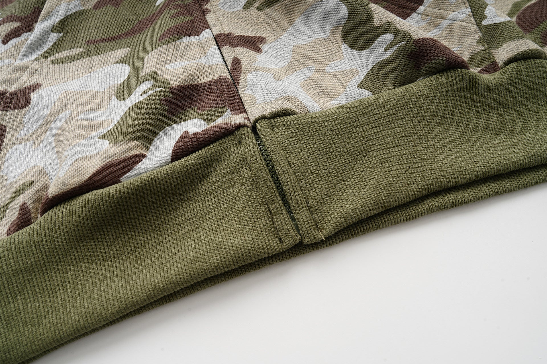 Sweat à capuche zippé camouflage avec broderies florales – Sweat-shirt streetwear oversize