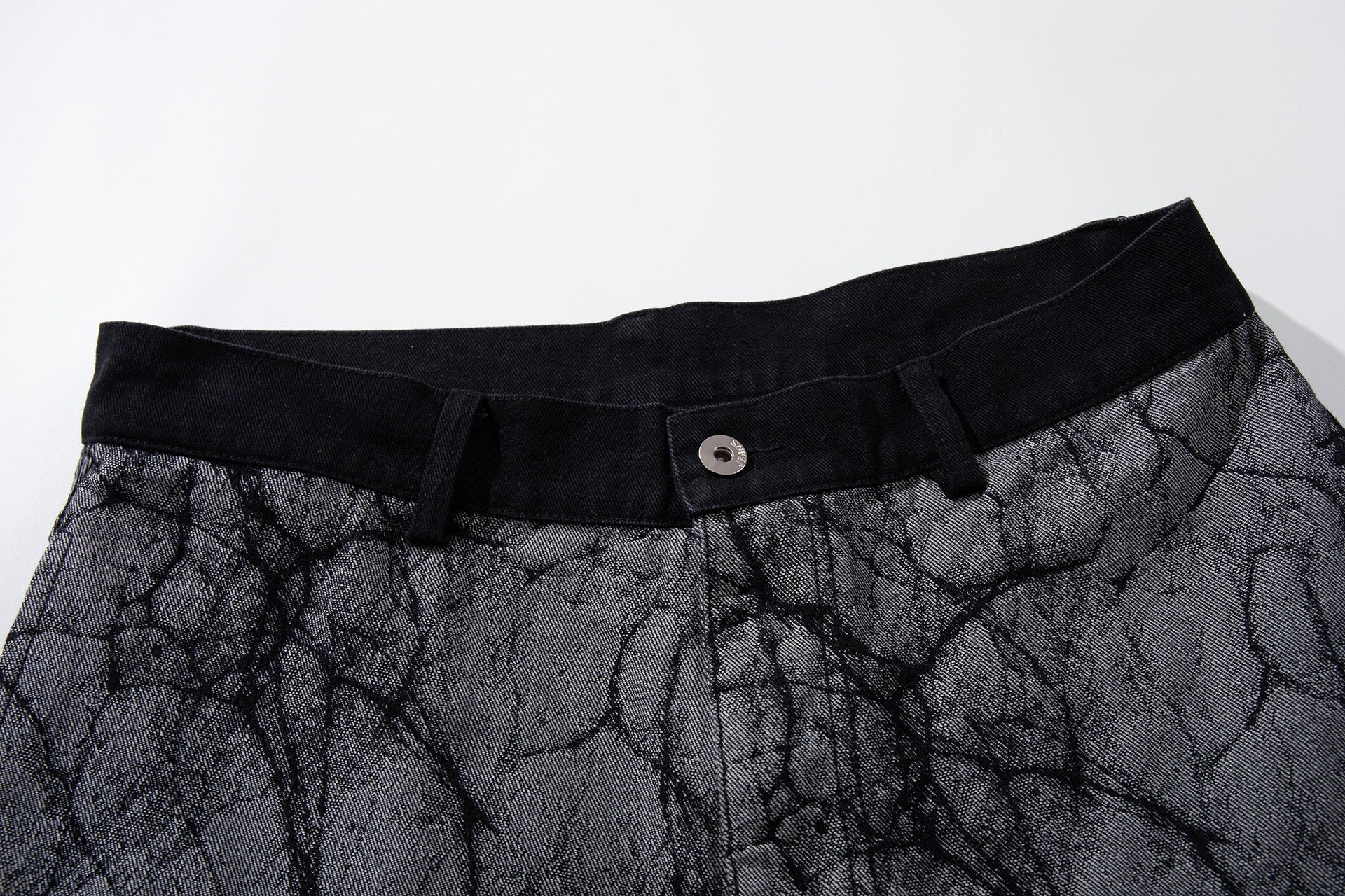 Jean baggy à jambes larges avec imprimé craquelé et rayures diagonales cloutées