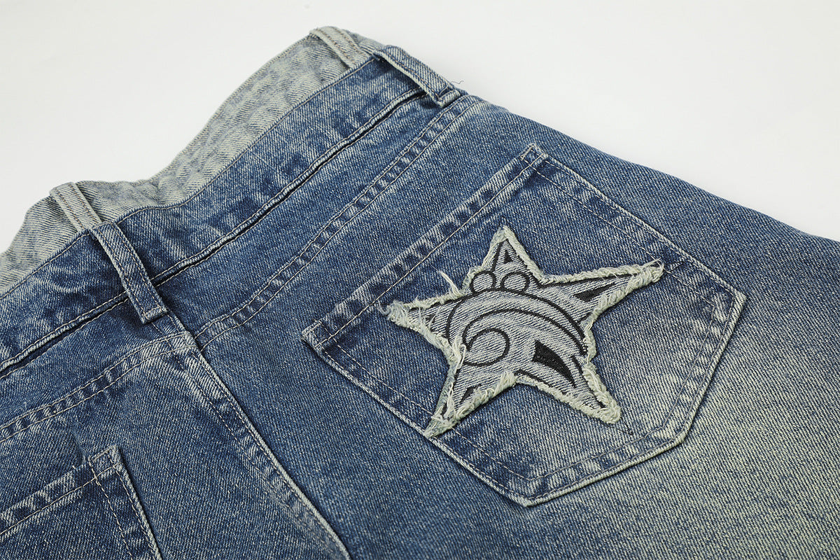 Baggy-Jeans mit weitem Bein, Stern-Patches und offenen Fransennähten