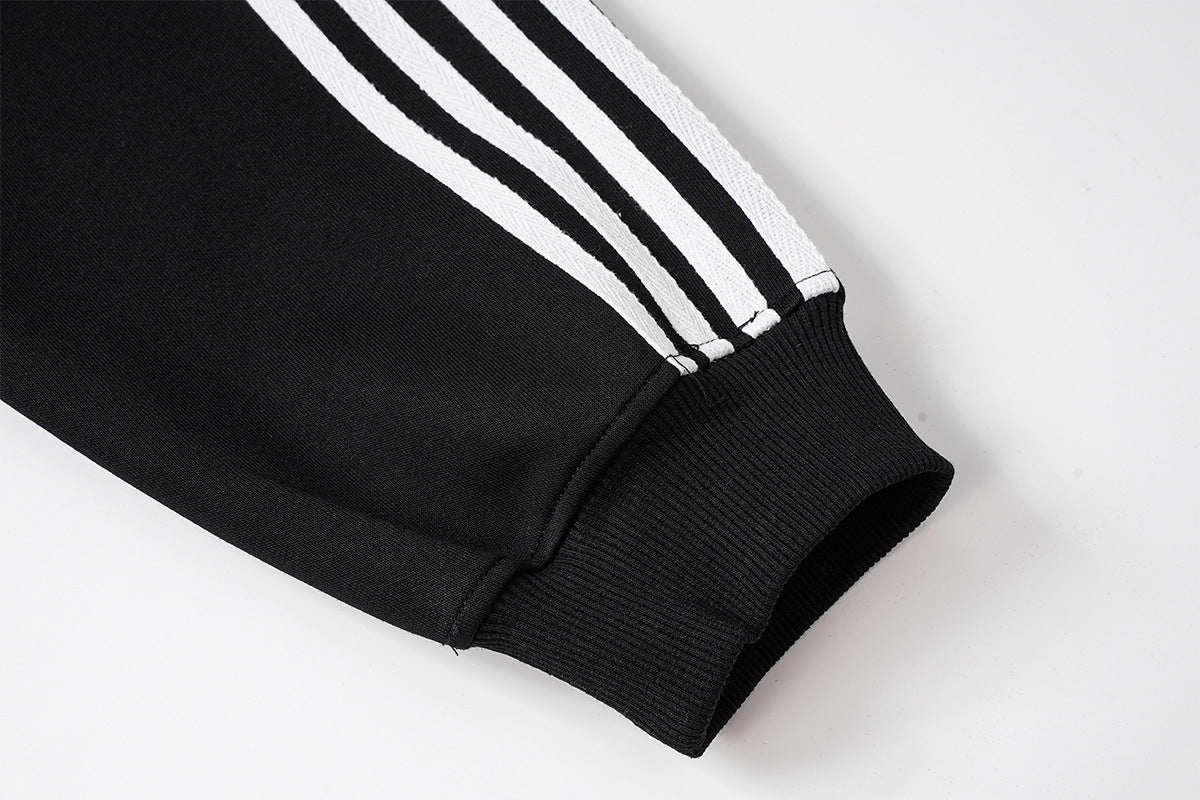 Ensemble veste de survêtement rétro à trois bandes et pantalon large avec écusson brodé