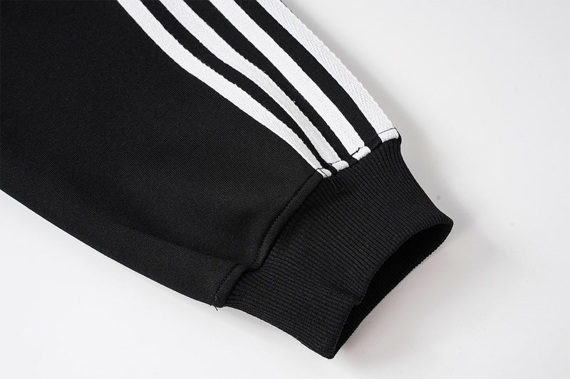 Ensemble veste de survêtement rétro à trois bandes et pantalon large avec écusson brodé