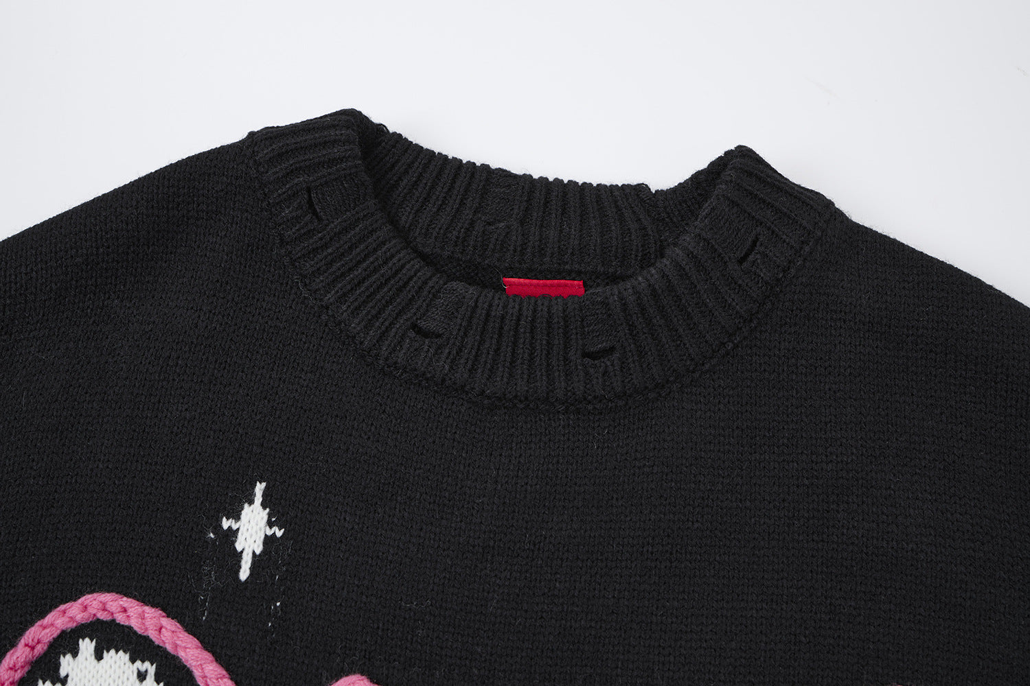 Pull en maille jacquard papillon – Col rond oversize avec broderie rose façon corde