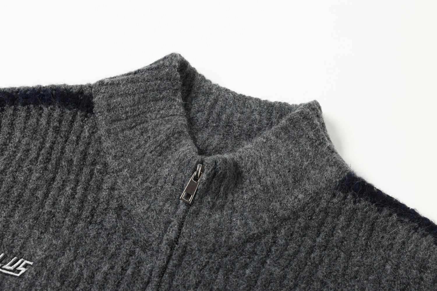 Strick-Cardigan mit Racing-Patches, Reißverschluss und Stehkragen