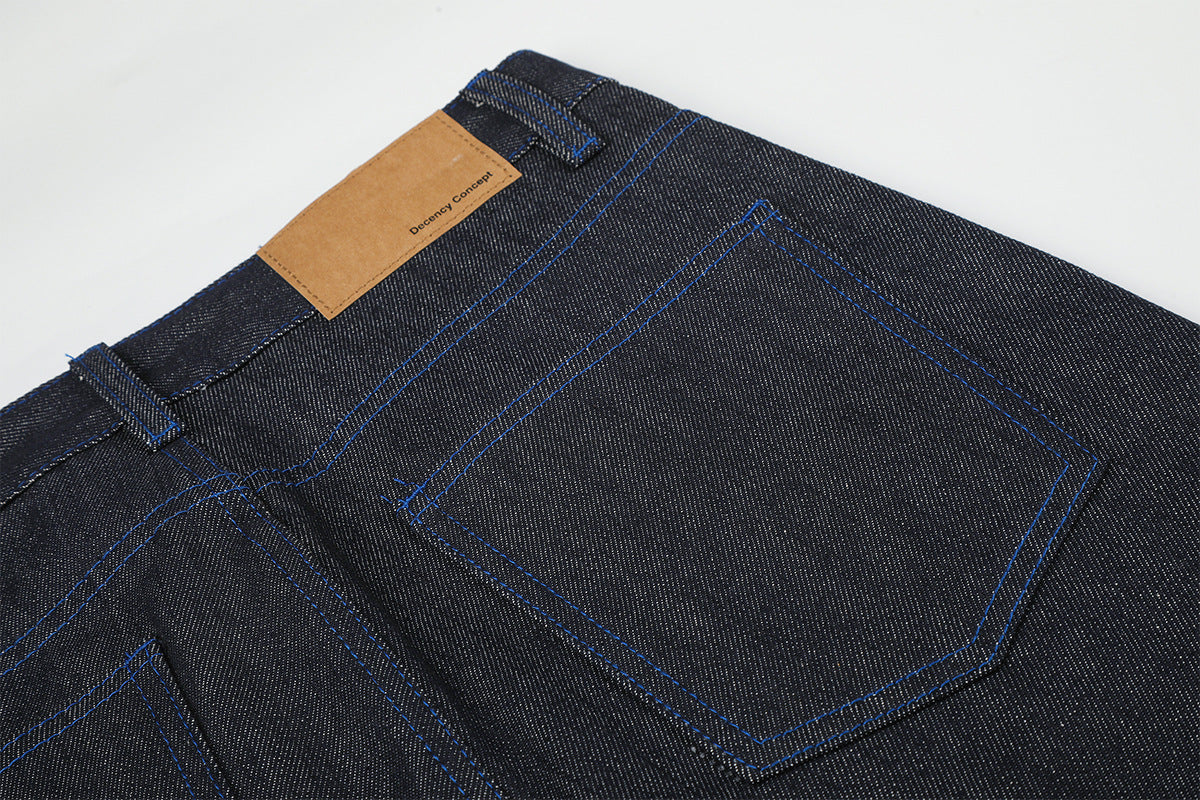 Jean baggy à jambes larges avec broderie bleue effet script et fil barbelé