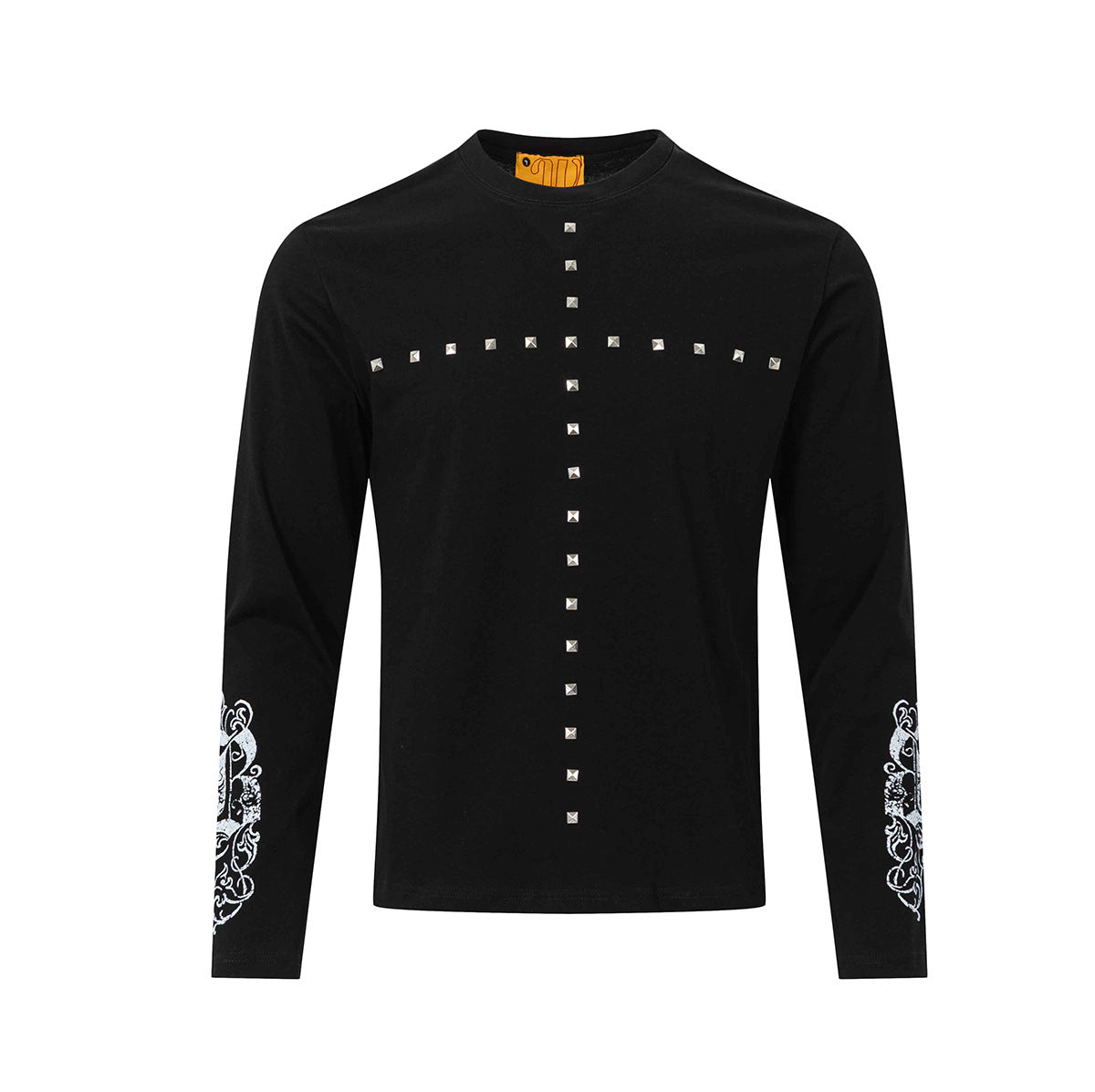 Camiseta negra de manga larga con cruz de tachuelas piramidales en el pecho y estampado barroco de calaveras en las mangas