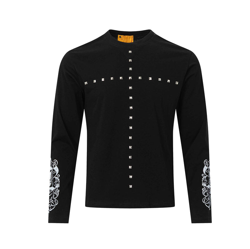 Camiseta negra de manga larga con cruz de tachuelas piramidales en el pecho y estampado barroco de calaveras en las mangas