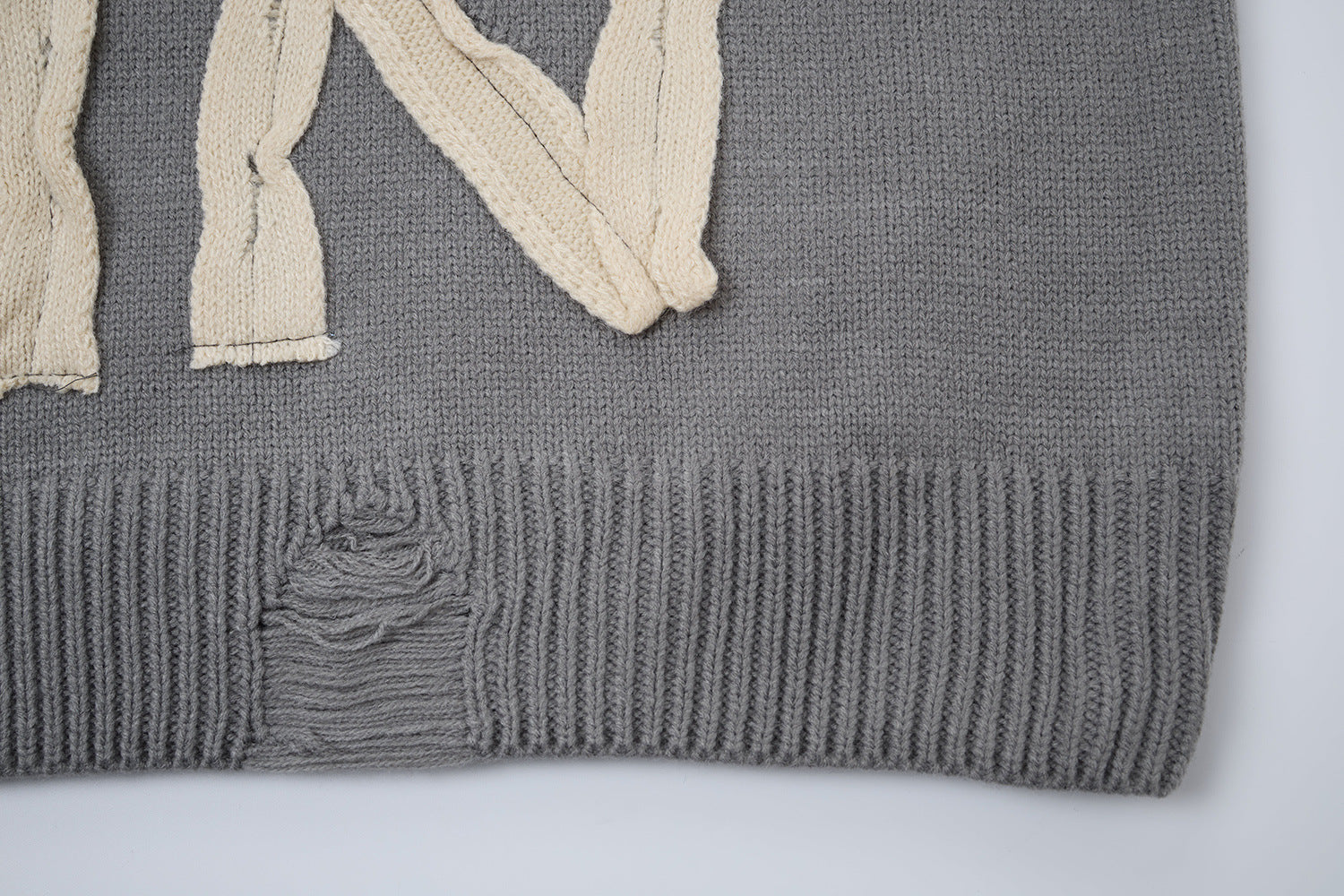 Pull col rond oversize en maille usée avec motif de lettres appliquées