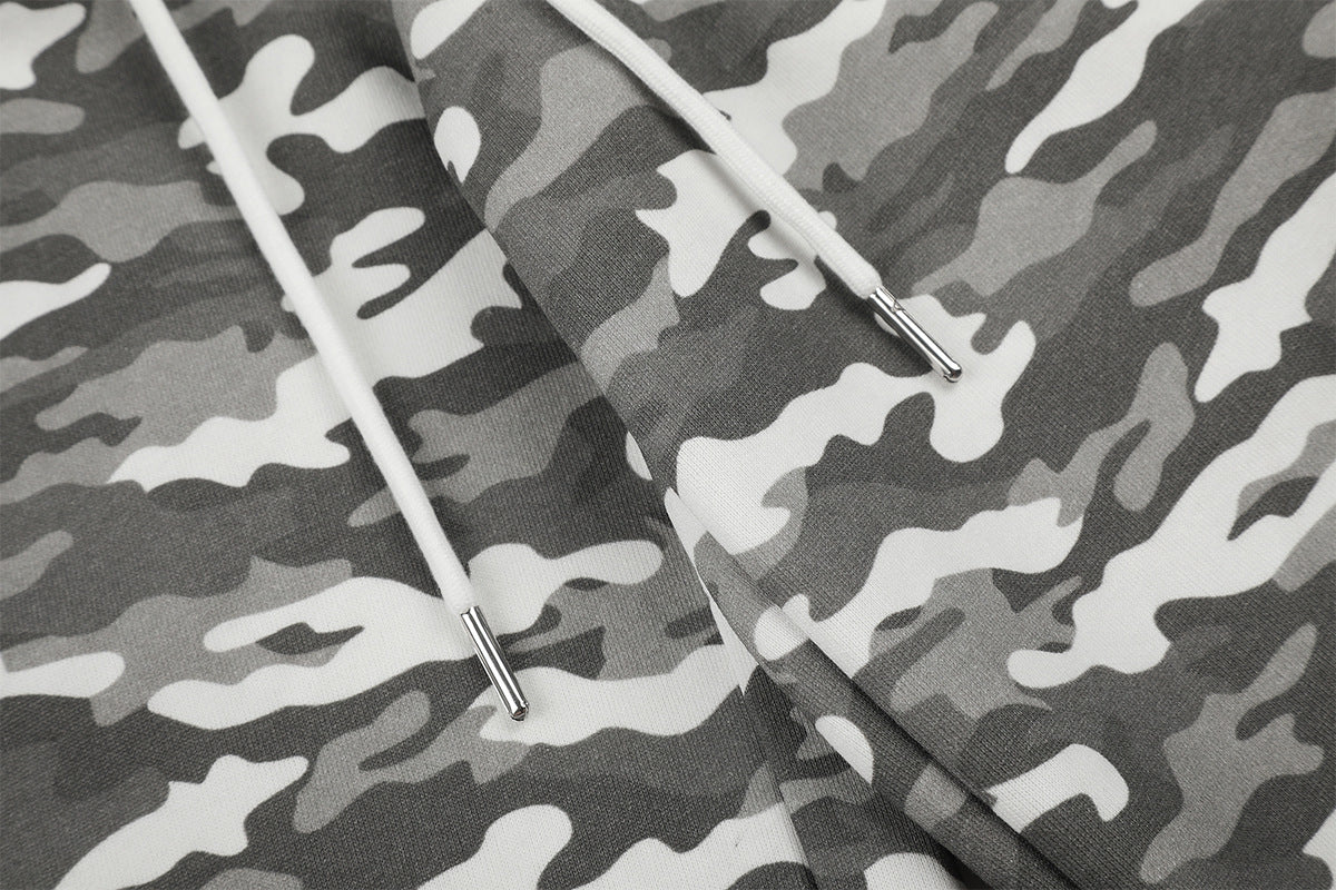 Pantalon de survêtement camouflage à jambes larges avec empiècements latéraux noirs et patch numéroté