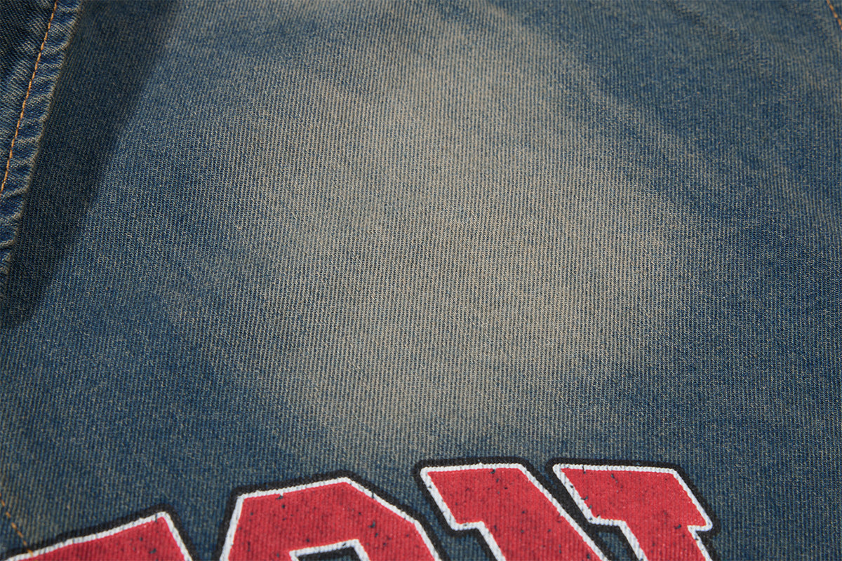 Boston Athletics Oversized-Denimhemdjacke – Vintage-Waschung mit Collegiate-Print