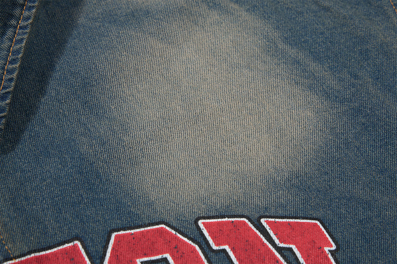 Boston Athletics Oversized-Denimhemdjacke – Vintage-Waschung mit Collegiate-Print