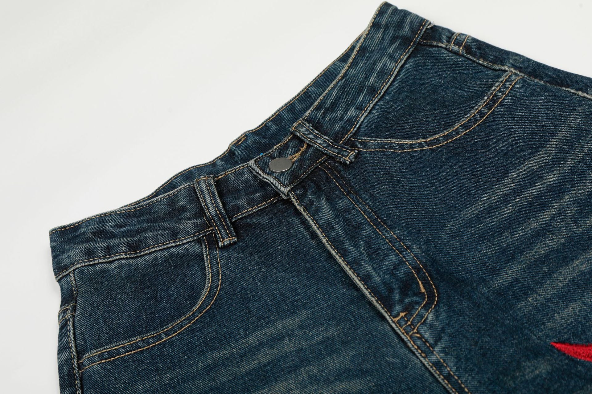 Jean délavé foncé baggy à jambes larges avec broderie gothique rouge