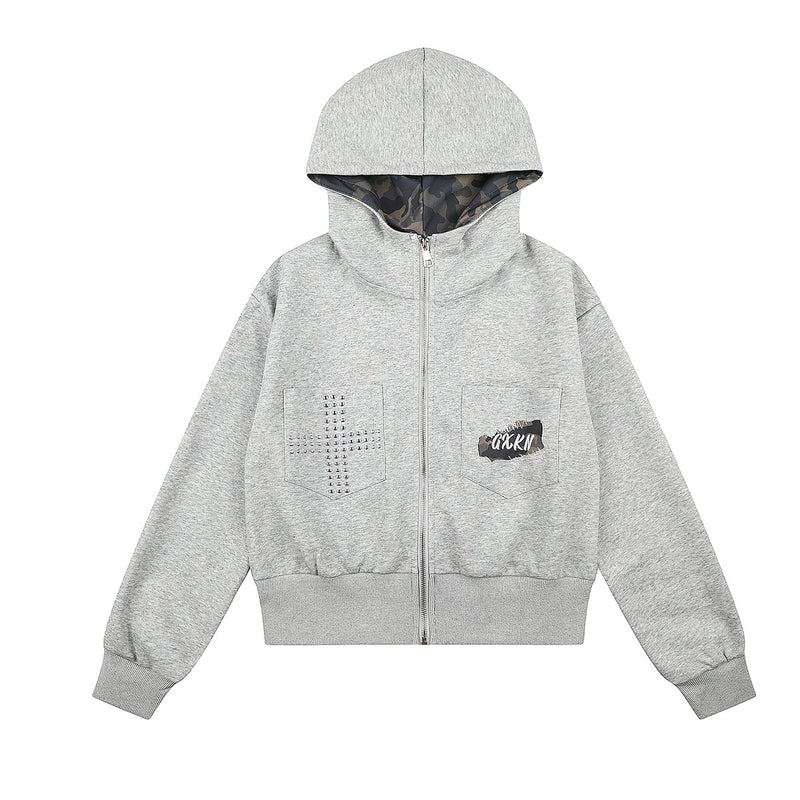Sweat à capuche zippé raccourci, doublure de capuche camouflage et poche poitrine en croix cloutée, gris chiné