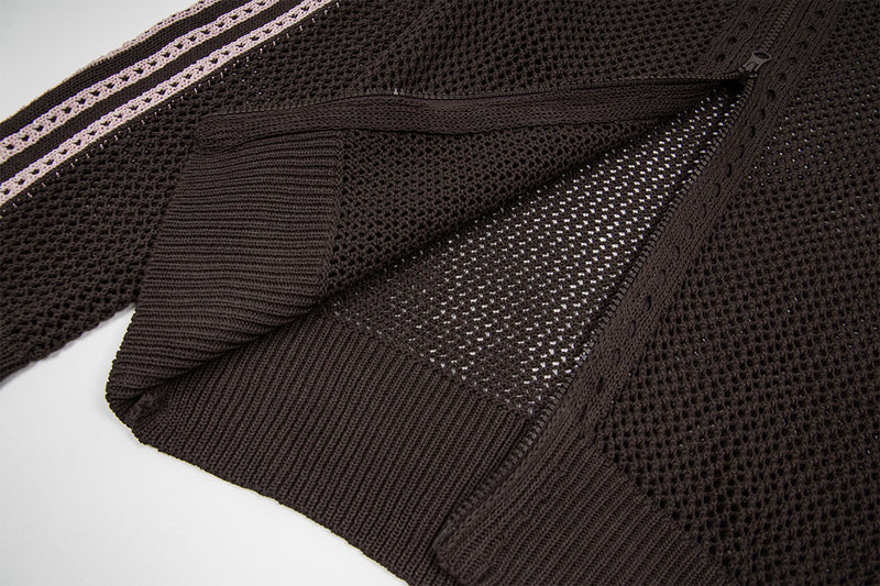 Figurbetonte Jacke mit Reißverschluss aus Lochstrick, Stehkragen und seitlichem Streifendetail