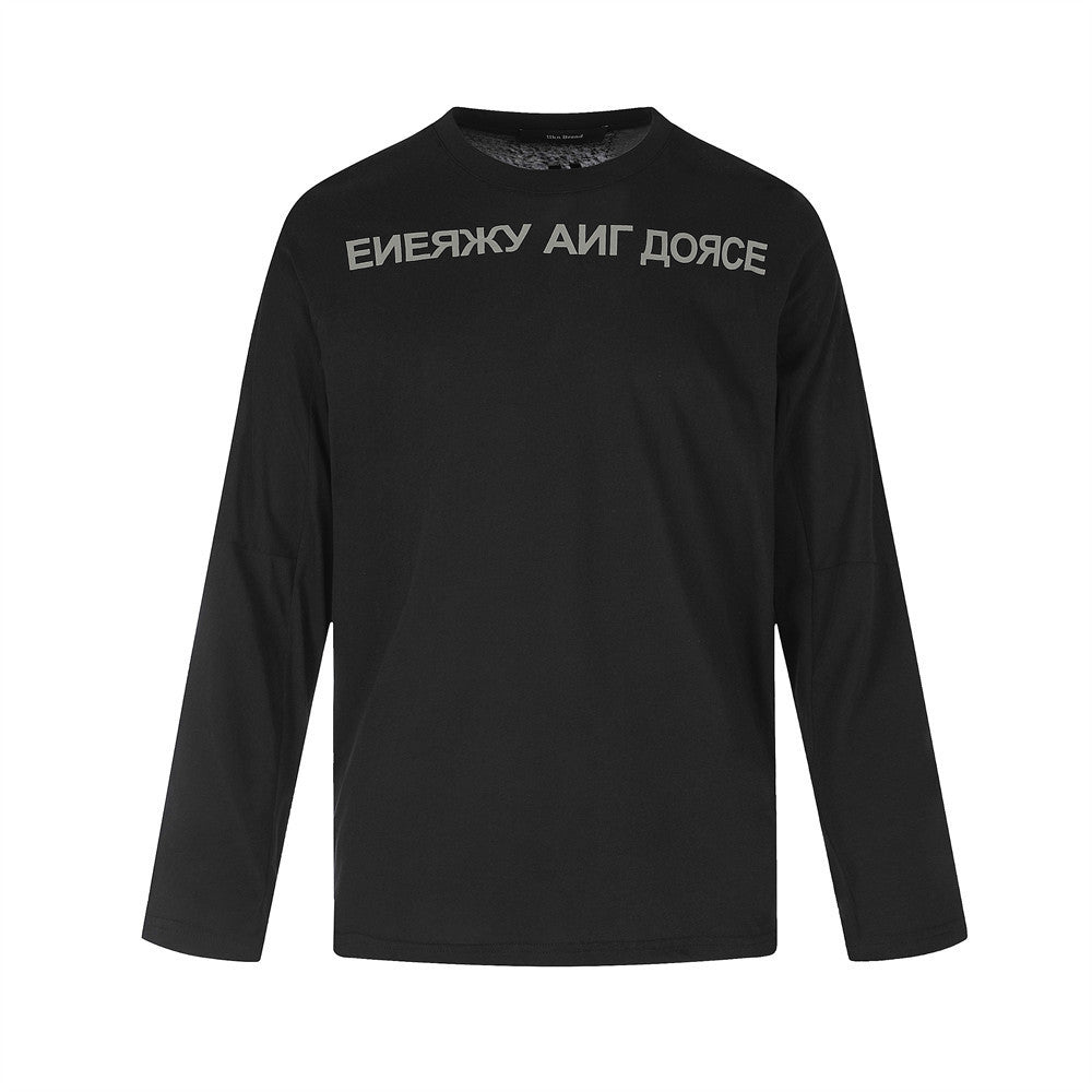 T-shirt homme noir à manches longues et col rond, imprimé graphique de lettres cyrilliques sur la poitrine, coupe oversize décontractée, vue avant