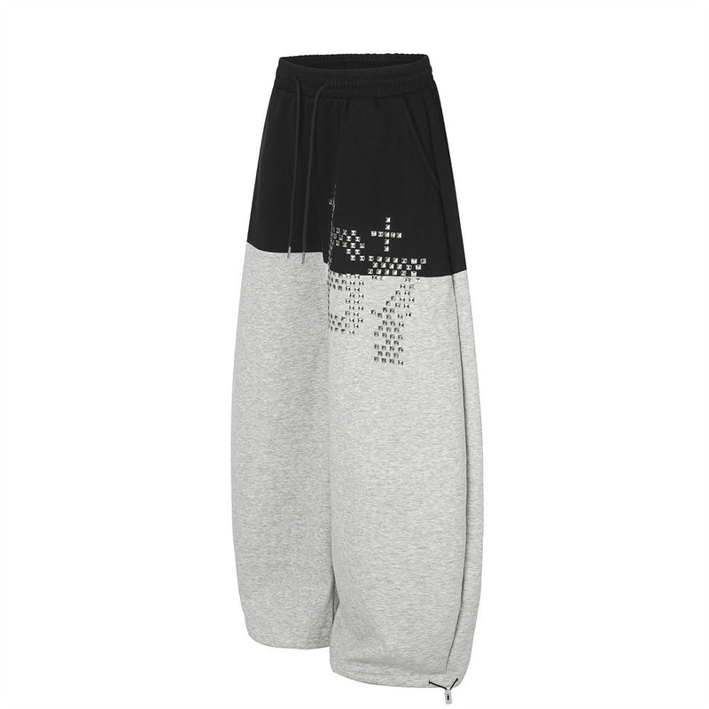 Pantalones de Chándal de Pierna Ancha con Bloques de Color y Detalles Gráficos de Tachuelas Plateadas