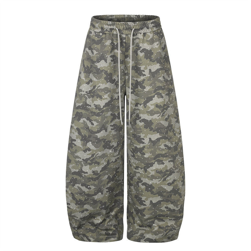 Herren-Jogginghose mit weitem Bein im Camouflage-Look und Strass-Details