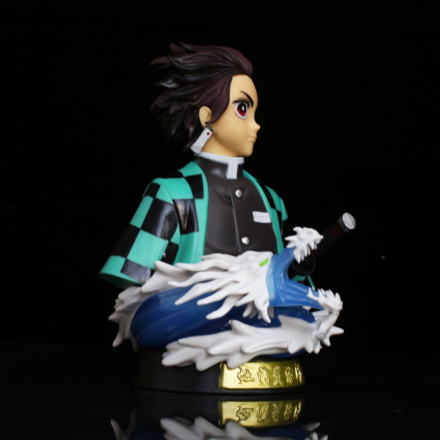 The Demon Slayer Tanjiro Kamado GK half-body action figure is a 15cm collectible showcasing Tanjiro&