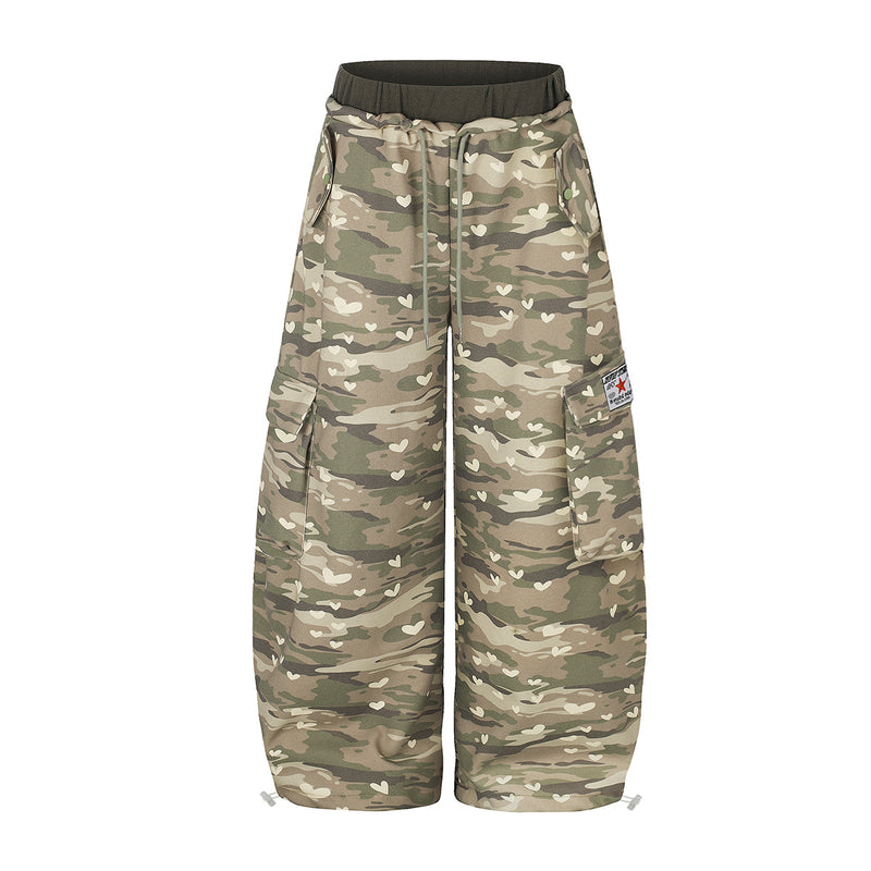 Camouflage-Cargo-Sweatpants mit weitem Bein, weißem Herzprint, doppeltem olivfarbenem Bund, seitlichen Cargotaschen und verstellbarem Saum