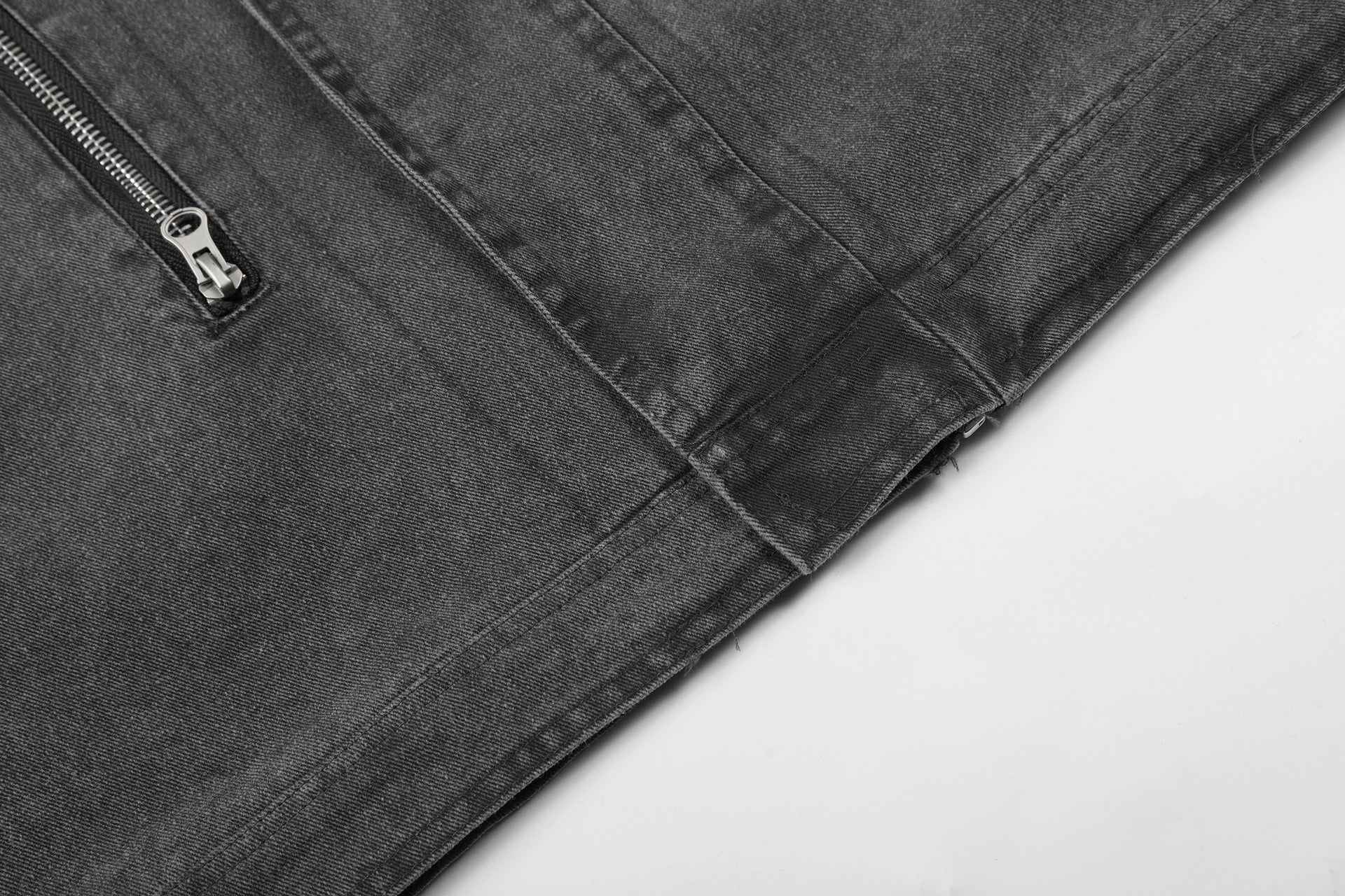 Veste biker en denim délavé avec écusson croix et rivets – Gris anthracite