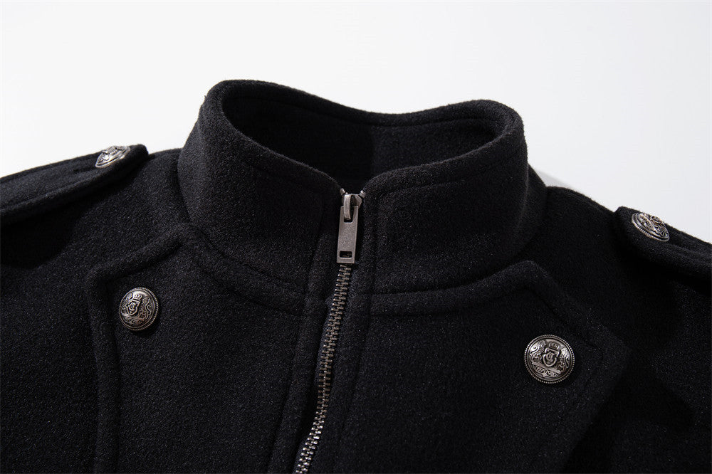 Chaqueta corta negra de estilo militar para hombre con botones metálicos cruzados