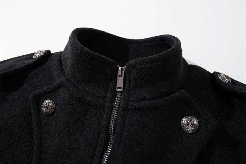 Chaqueta corta negra de estilo militar para hombre con botones metálicos cruzados