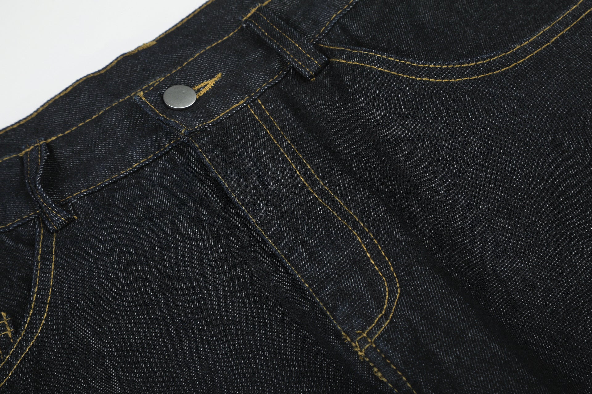 Jean baggy délavé foncé avec bas en fausse fourrure et broderie manuscrite – Coupe ample
