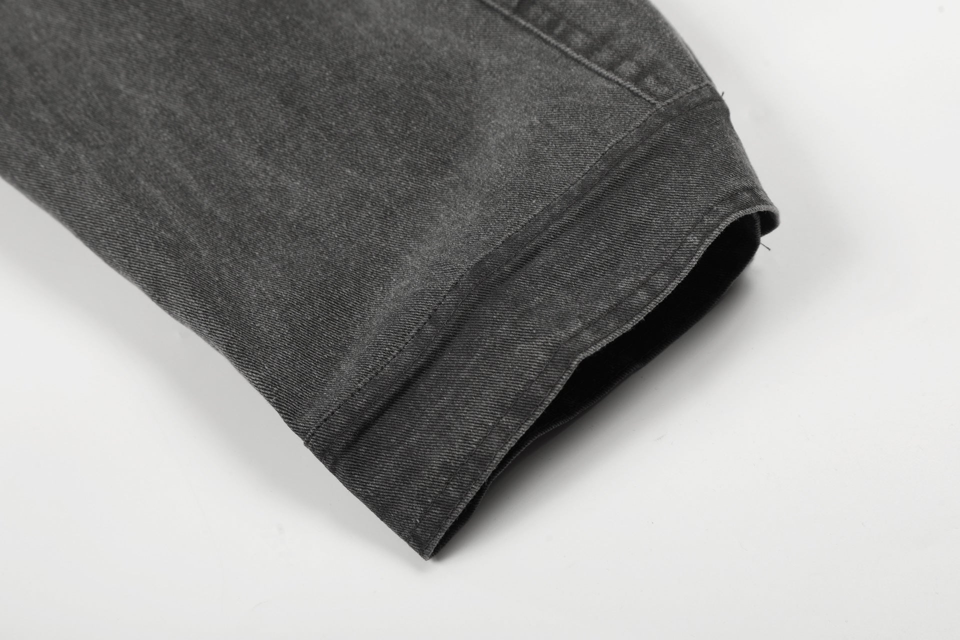 Veste biker en denim délavé avec écusson croix et rivets – Gris anthracite