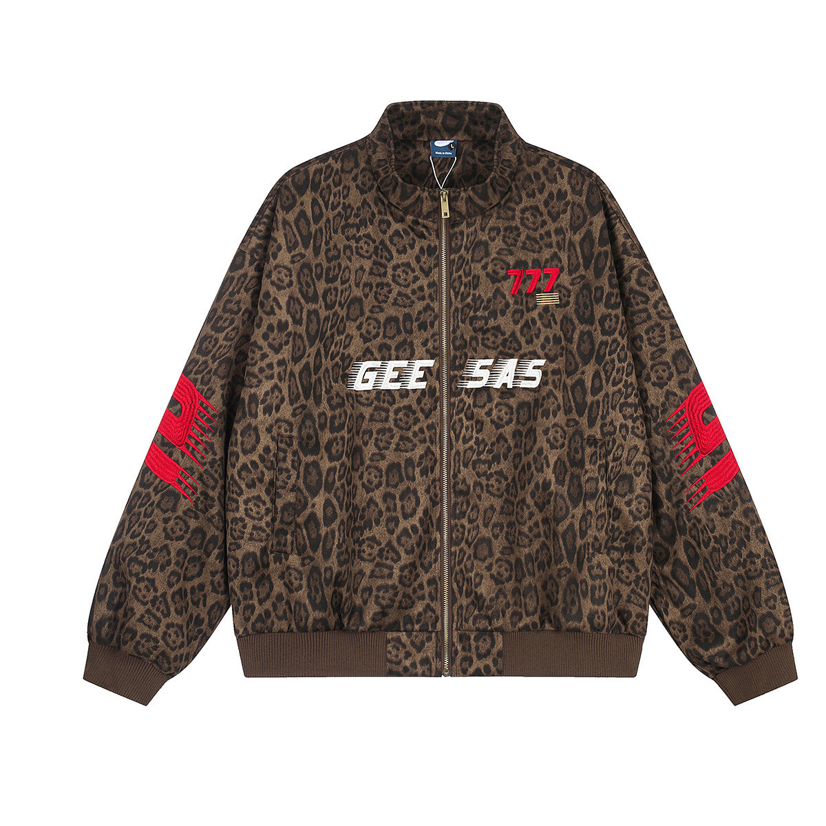 Blouson bomber oversize marron à imprimé léopard, fermeture zippée, col montant, broderie 777 et écussons rouges sur les manches, vue de face et