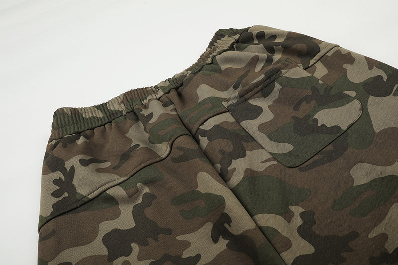 Camo-Wide-Leg-Jogginghose mit Graffiti-Schriftprint und Farbspritzern