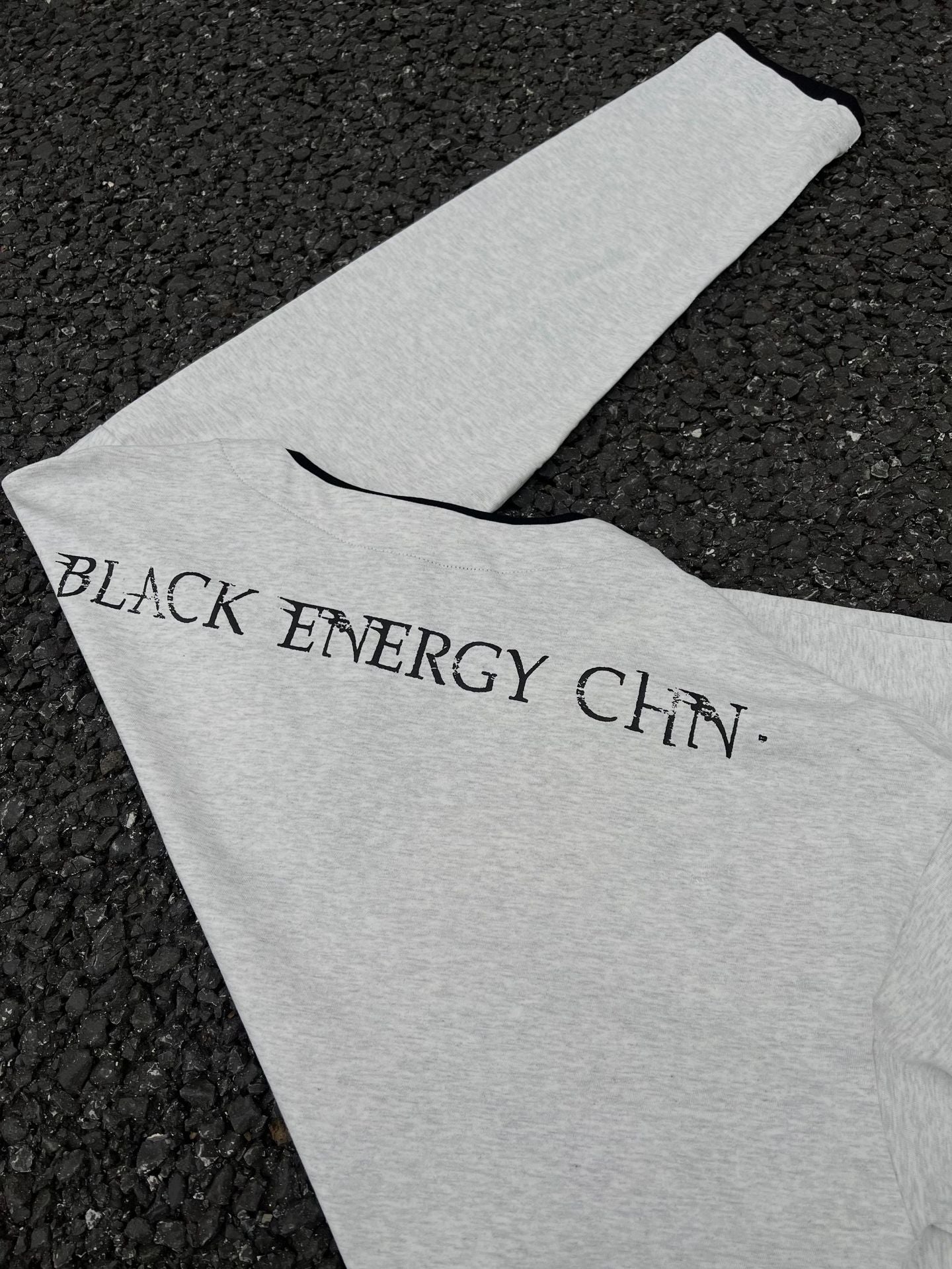 T-shirt graphique manches longues avec col zippé à rivets – Imprimé Black Energy CHN