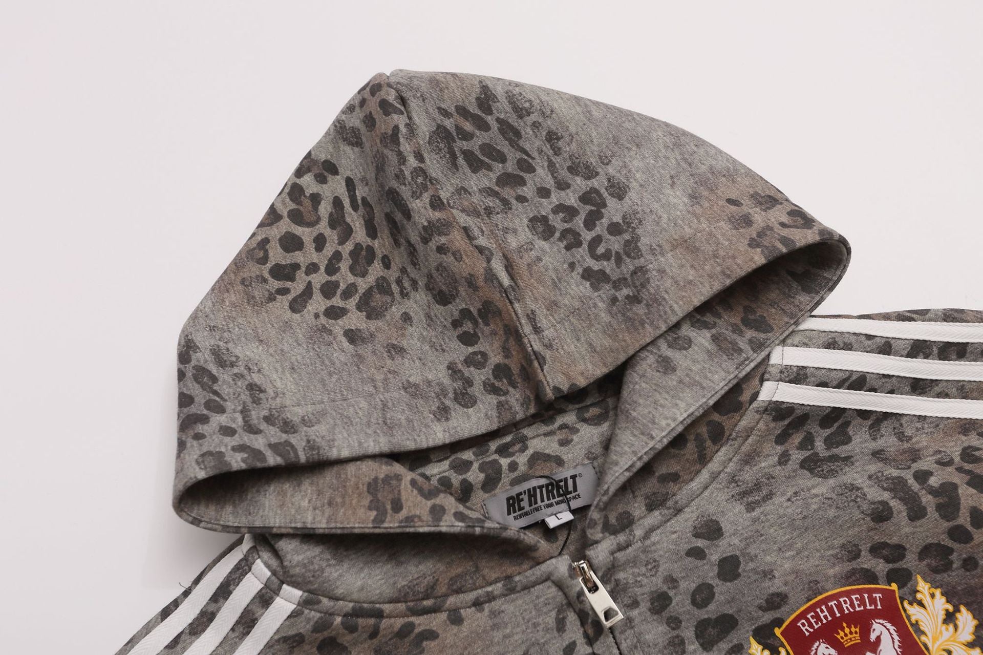 Leo-Print-Zip-Hoodie mit Streifenärmeln und Wappen-Grafik