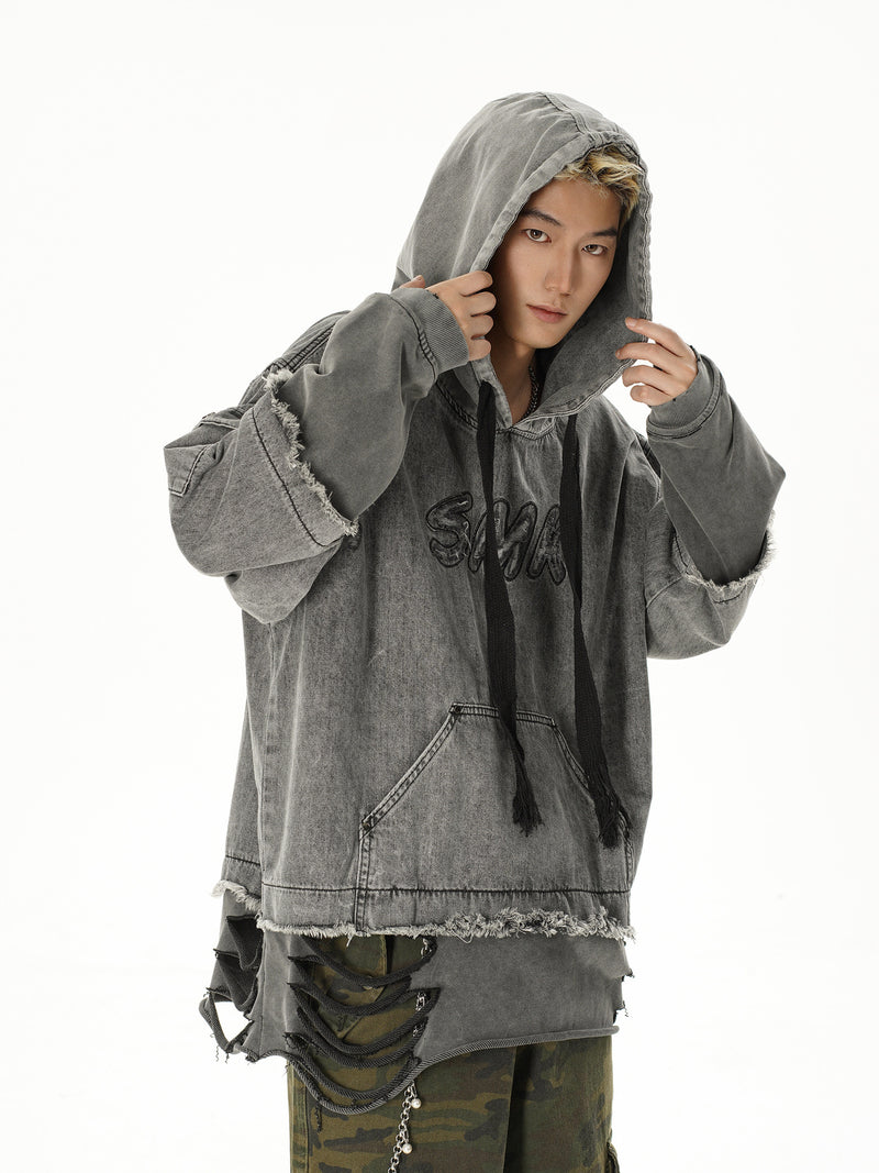 Sweat à capuche en denim délavé et déchiré – Broderie SMK, ourlet brut et détails usés