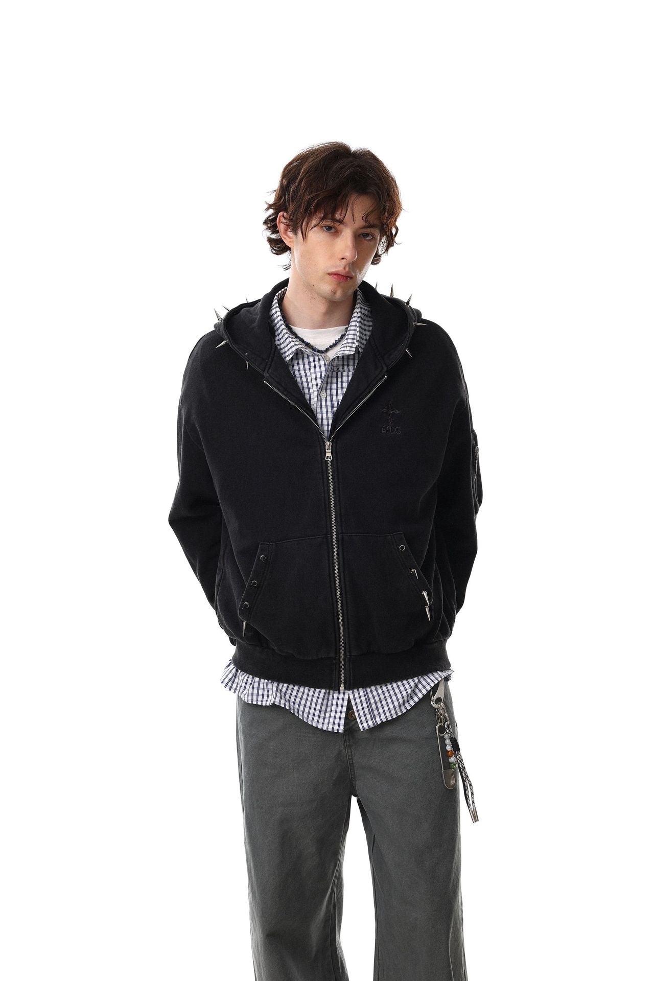 Hoodie noir zippé avec pointes métalliques et fini délavé — Streetwear heavy metal