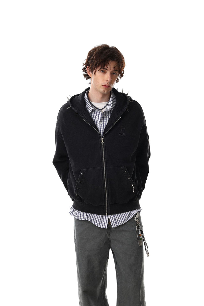 Hoodie noir zippé avec pointes métalliques et fini délavé — Streetwear heavy metal