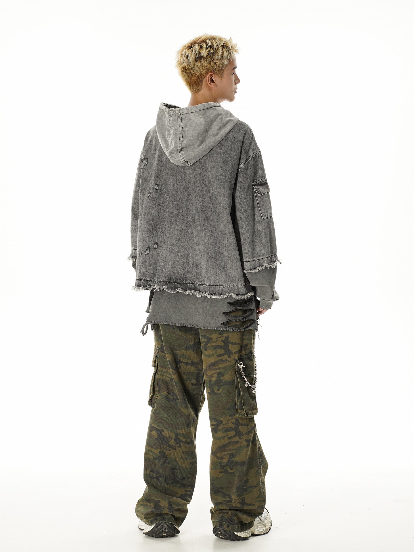 Sweat à capuche en denim délavé et déchiré – Broderie SMK, ourlet brut et détails usés