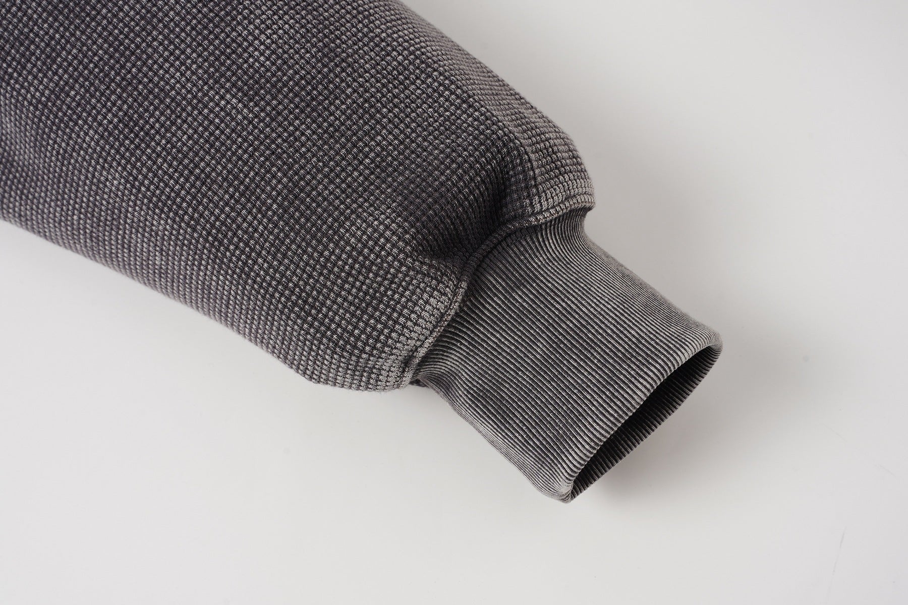 Sweat à capuche zippé quart de zip en maille gaufrée – Design bicolore déconstruit