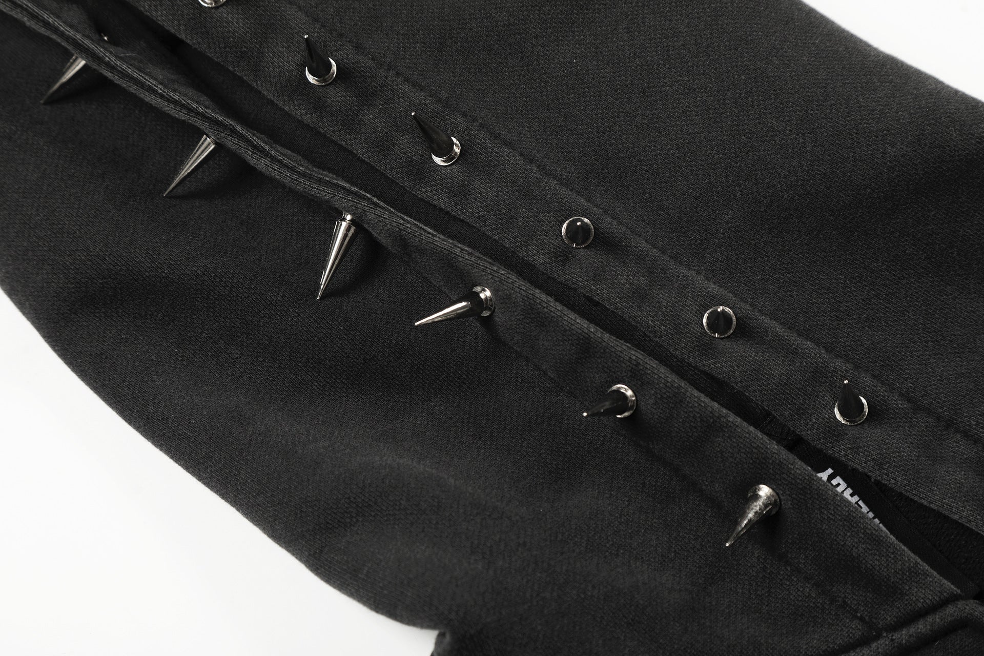Hoodie noir zippé avec pointes métalliques et fini délavé — Streetwear heavy metal
