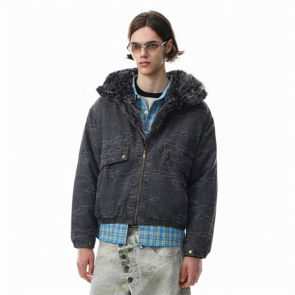 Männer in oversized gewaschener Jeans-Pufferjacke mit Kunstfellbesatz und Camouflage-Wellensteppung in Anthrazitgrau