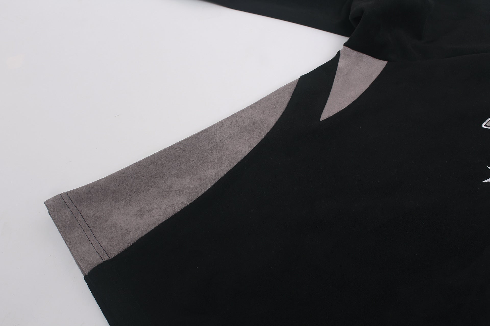 Langarmshirt mit Veloursleder-Textur – Collegiate-Arch-Aufdruck DIFFERENT GLFS