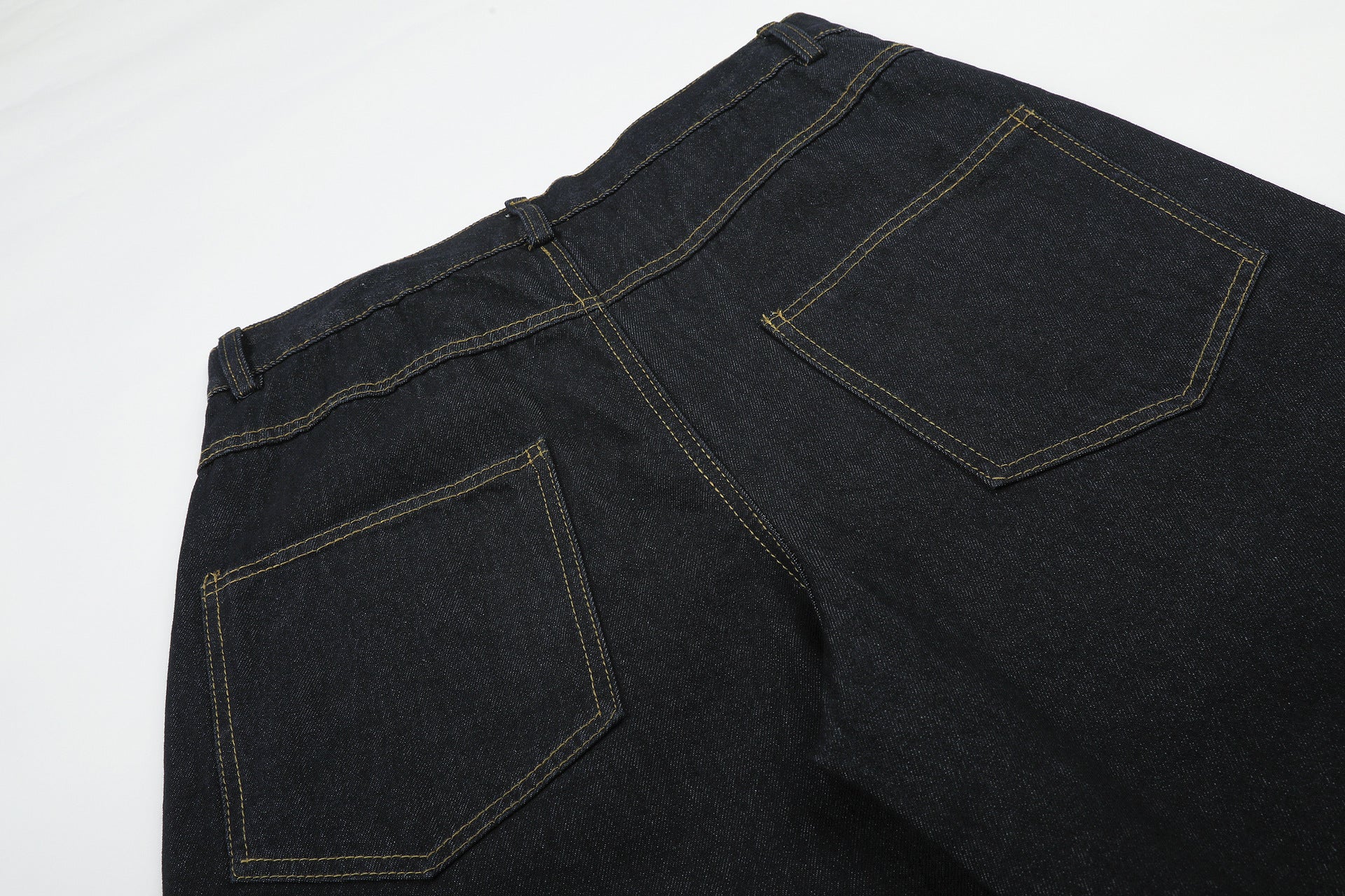 Jean baggy délavé foncé avec bas en fausse fourrure et broderie manuscrite – Coupe ample
