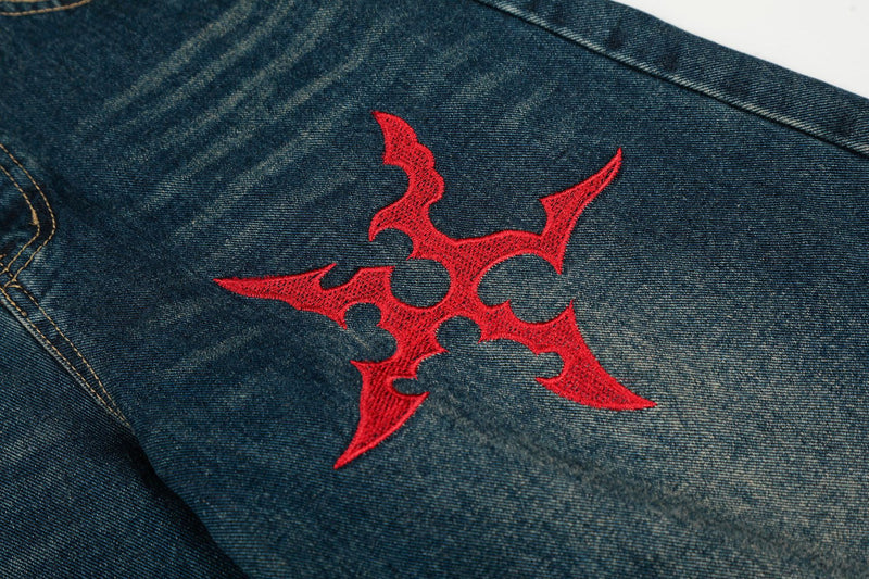 Jean délavé foncé baggy à jambes larges avec broderie gothique rouge