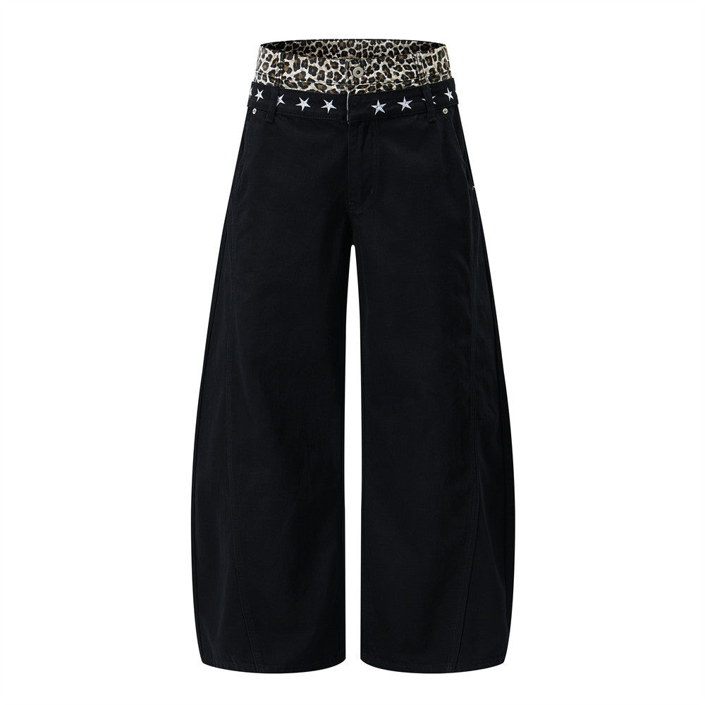 Jean homme noir à jambes larges, ceinture contrastante imprimée léopard, broderie étoile blanche et grand motif étoile sur la poche arrière