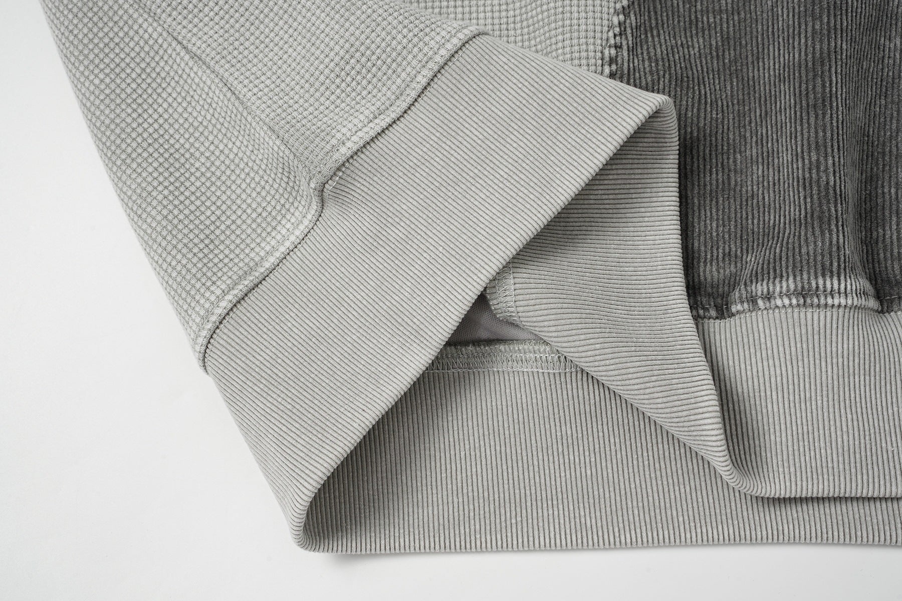 Sweat à capuche zippé quart de zip en maille gaufrée – Design bicolore déconstruit