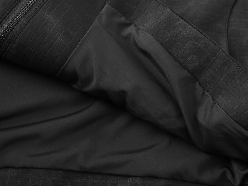 Herrenjacke mit dunkler Textur, Reißverschluss und dekonstruierter Panelnaht
