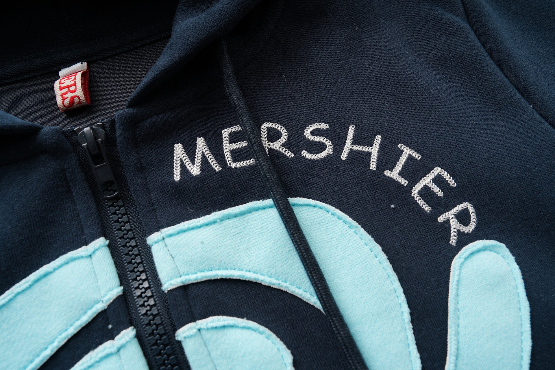 Mershier スパイラルグラフィック ジップアップ クロップドフーディー