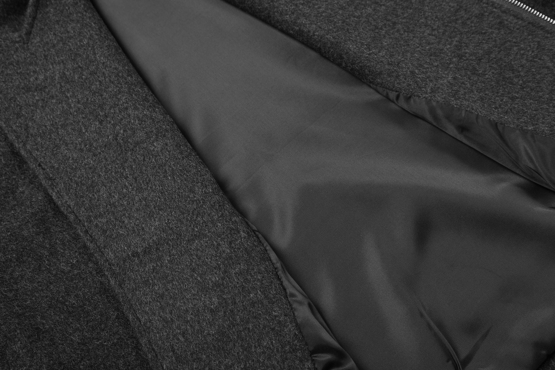 Chaqueta motera de mezcla de lana gris carbón con letras gráficas y cremallera asimétrica