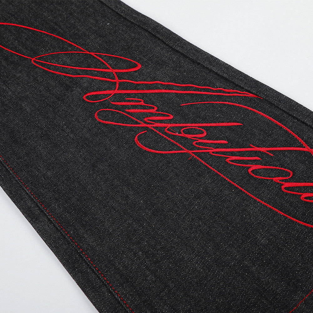 Jean à jambes larges – Denim noir avec surpiqûres rouges contrastantes et broderie script
