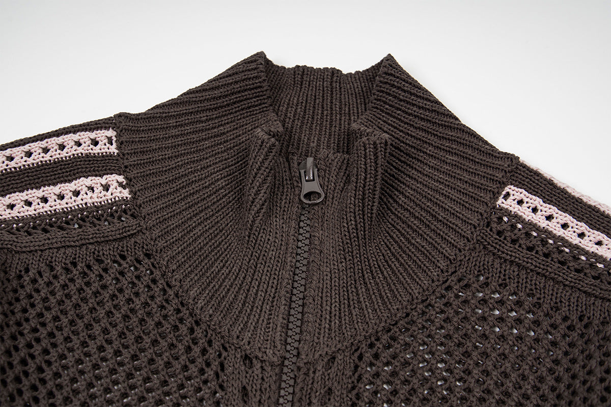 Figurbetonte Jacke mit Reißverschluss aus Lochstrick, Stehkragen und seitlichem Streifendetail