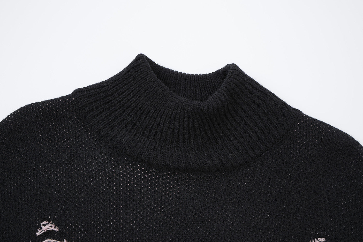 Pull à col montant Cross Heart en maille délavée – Jacquard gothique sombre à franges